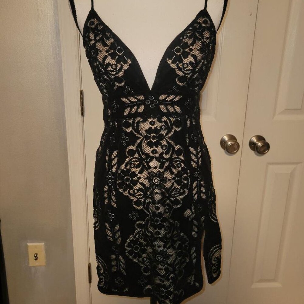 Gorgeous Saylor Velvet Black/Beige Above the Knee Mini Dress - Size Small - Picture 3 of 9